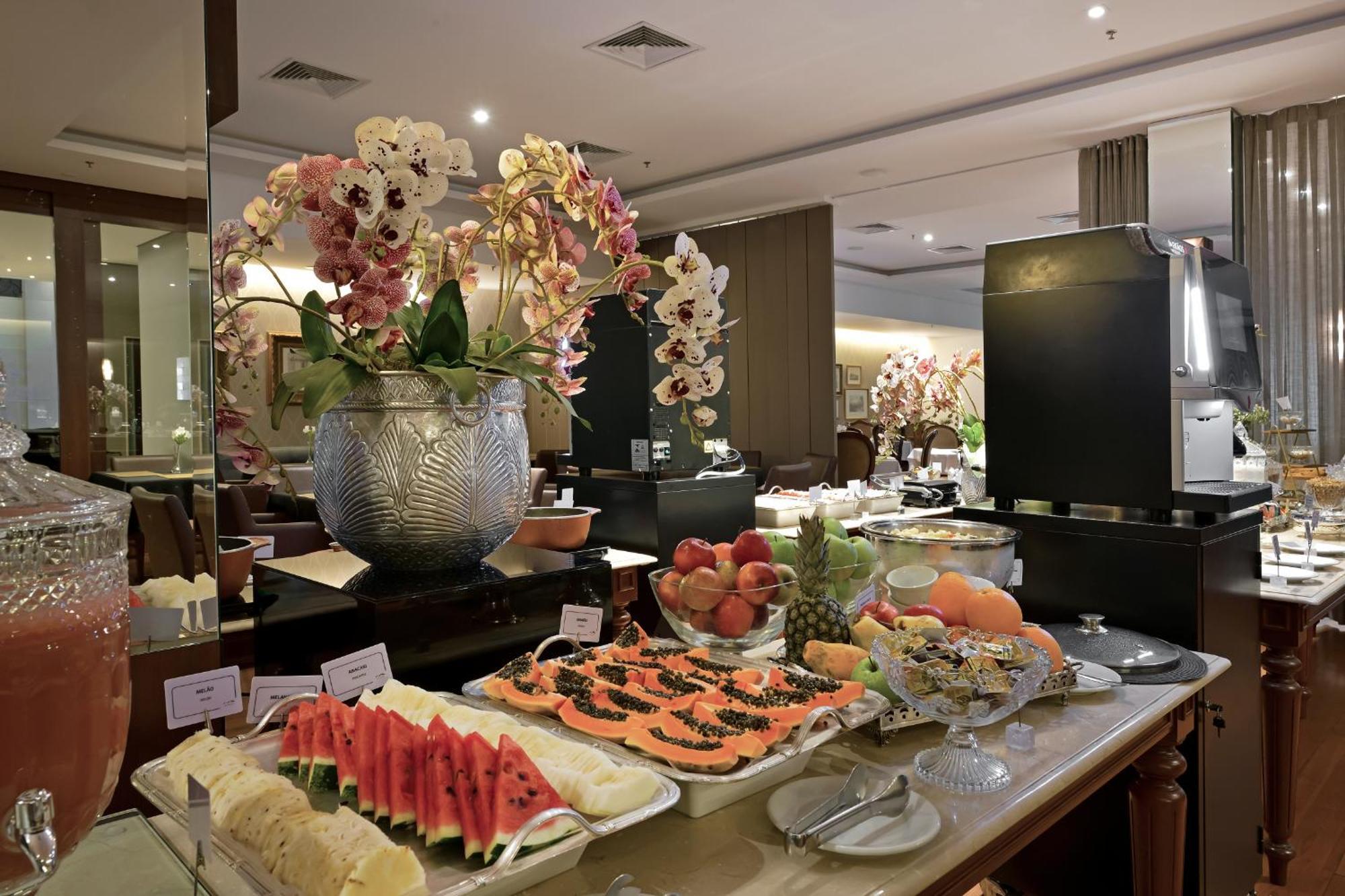 Hotel Mont Blanc Premium Ribeirao Preto Bagian luar foto A fruit salad buffet