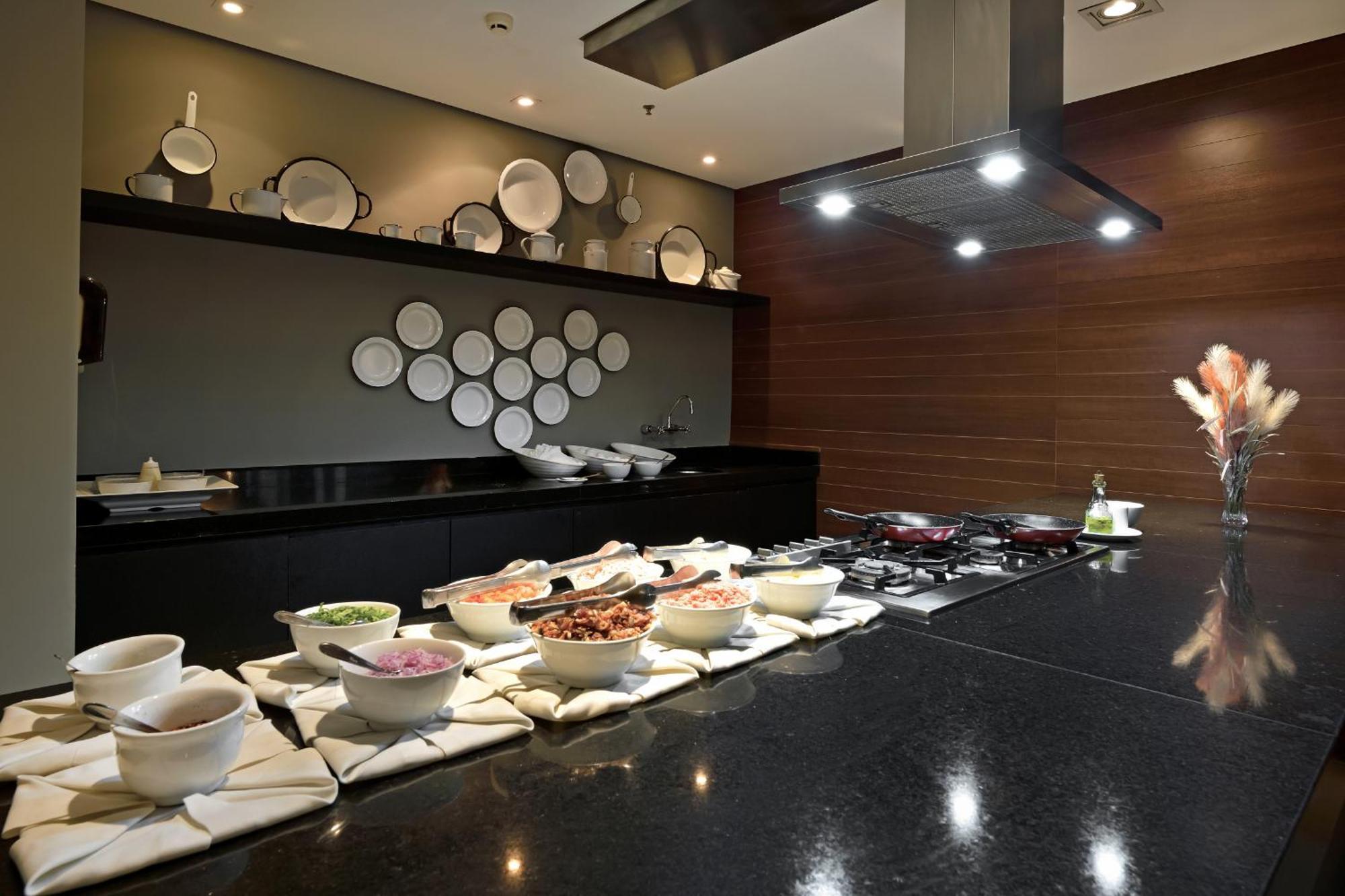 Hotel Mont Blanc Premium Ribeirao Preto Bagian luar foto A buffet at a hotel